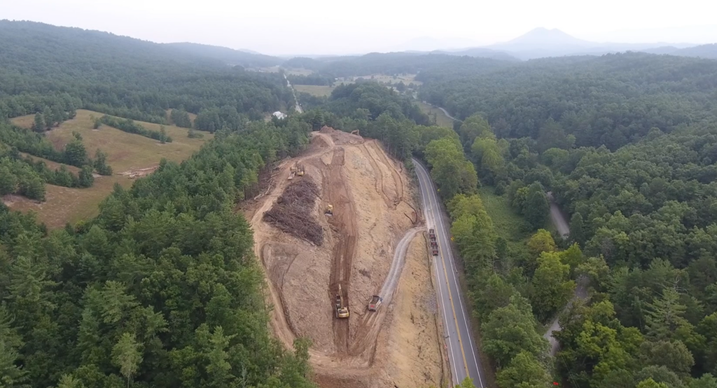 Vista aérea de una obra de construcción de una carretera