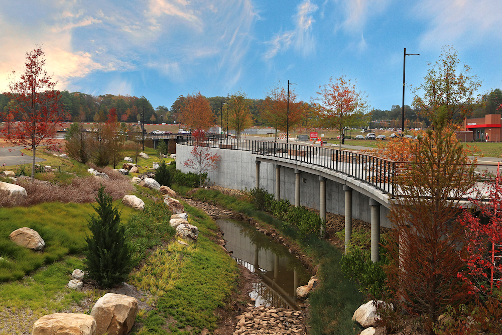 Puente junto a un arroyo en una urbanización